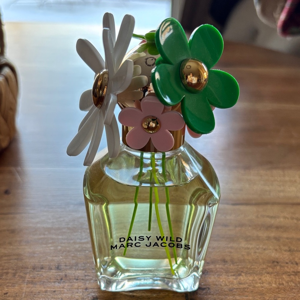 Marc Jacobs Daisy Wild Perfume with Green, Pink, and White Floral Cap